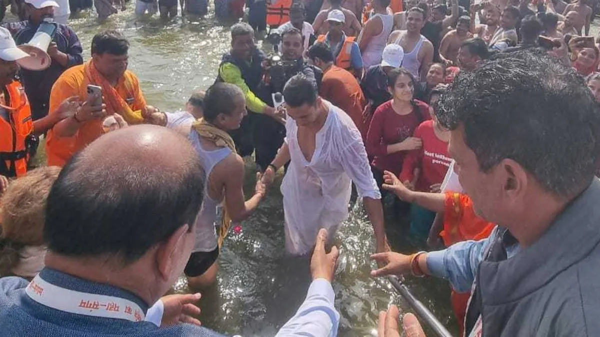 बॉलीवुड सुपरस्टार अक्षय कुमार प्रयागराज में आयोजित महाकुंभ में पहुंचे, आम लोगों की तरह ही संगम में डुबकी लगाकर की पूजा-अर्चना