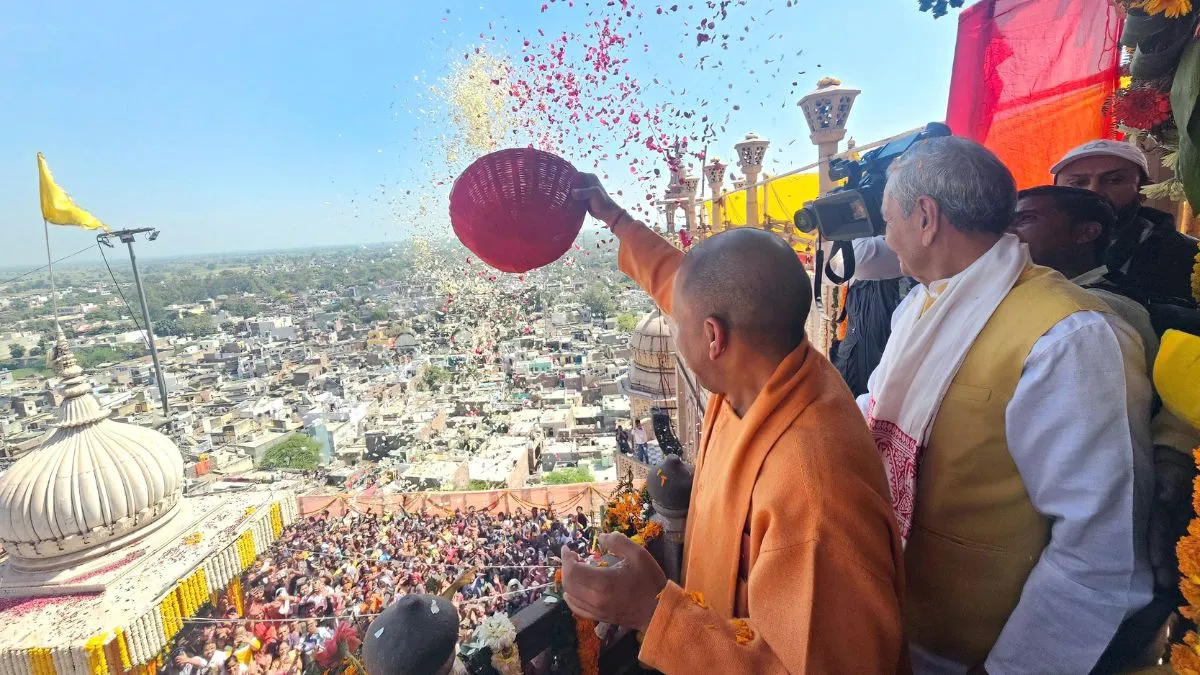 मथुरा पहुंचे सीएम योगी, बरसाना में राधा रानी के मंदिर में की पूजा और ब्रज लड्डू मार होली का लिया आनंद